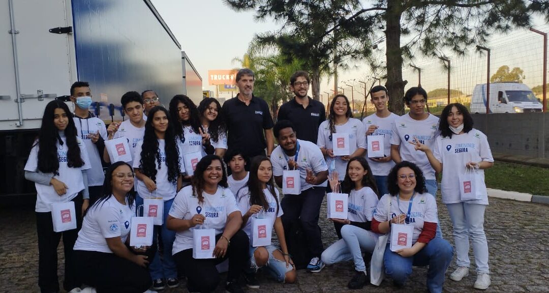 TruckVan recebe jovens do Comunidade Segura para um tour corporativo