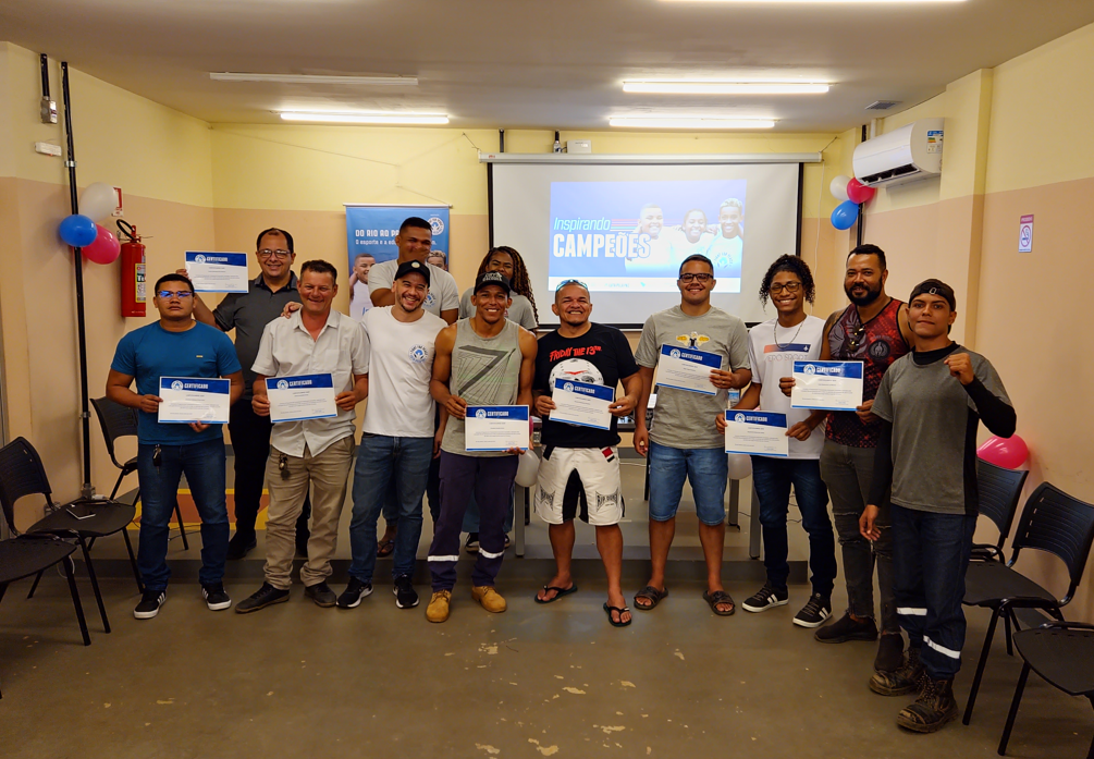 Educadores/as de Canaã dos Carajás participantes do Campeões na Vida segurando-o diploma de formação. Foto| Rogério Brunelli