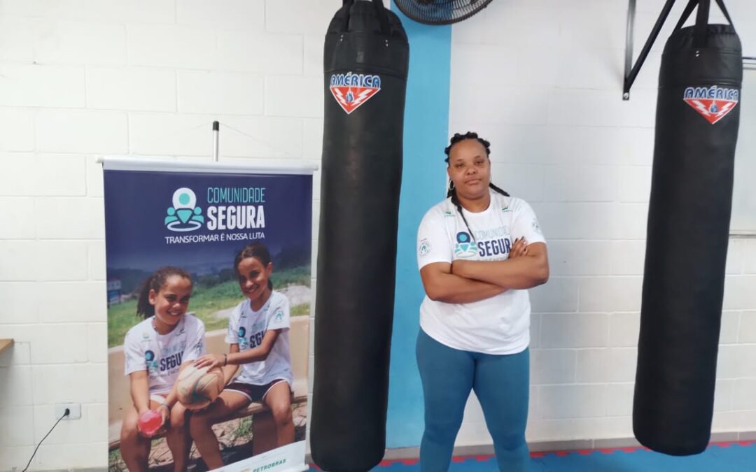 Jucileide Roberto, coordenadora de esporte do Comunidade Segura e fruto de projetos sociais, ajuda a transformar vidas de crianças e jovens de periferias de SP
