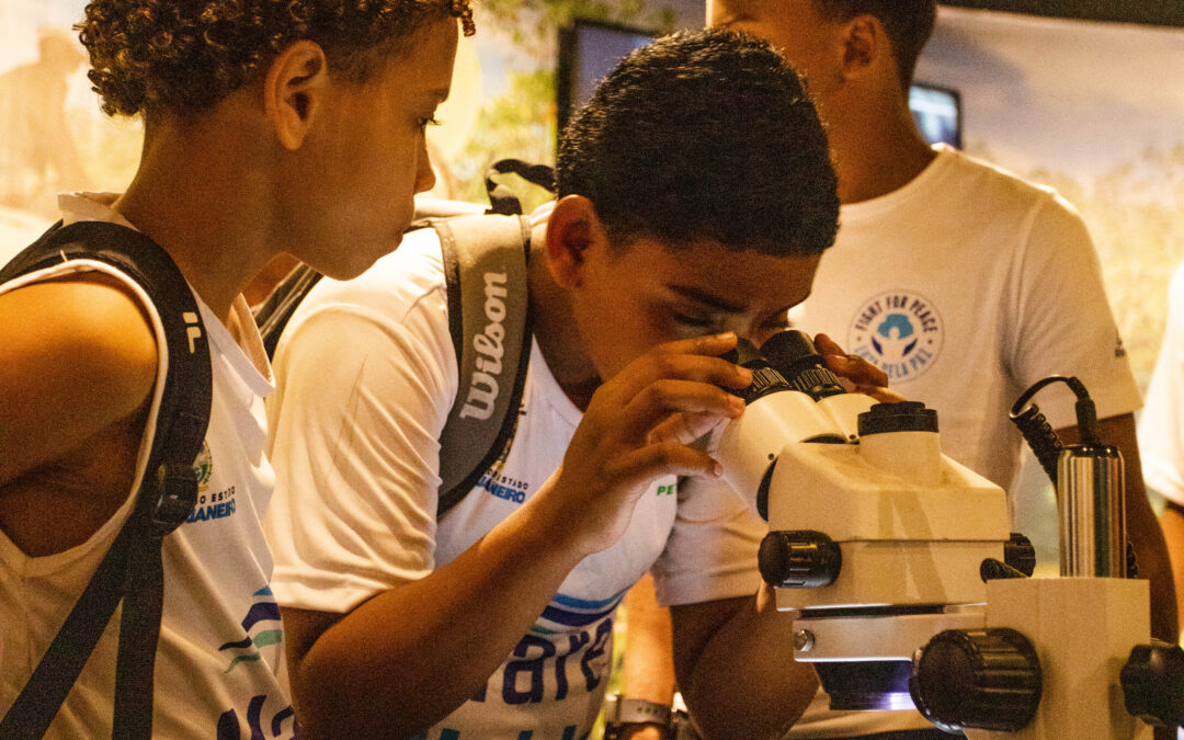 Jovens mergulham na imaginação em visita ao AquáRio