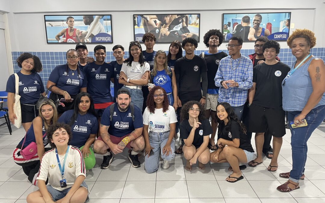 Jovens Mobilizadores do Comunidade Segura visitam a sede da Luta pela Paz, na Maré, e trocam experiências com o Conselho Jovem