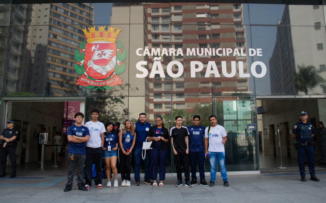 Jovens mobilizadores do Comunidade Segura participam de atividades da Escola do Parlamento na Câmara municipal de São Paulo