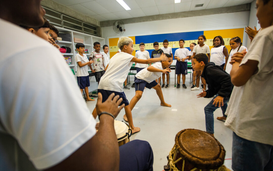 Projeto Capoeira nas Escolas promove cultura, empoderamento e educação antirracista em escolas públicas da Maré