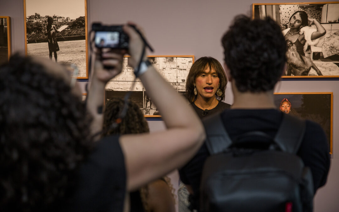 Conheça Samantha Lima, artista do projeto Olhares Negros, que encontrou na fotografia um caminho de identificação e pertencimento na Maré