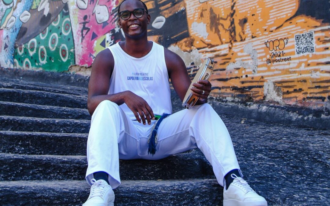 Conheça a trajetória de Marco Rabi, educador da Luta pela Paz, que encontrou na capoeira pertencimento e construção de legado