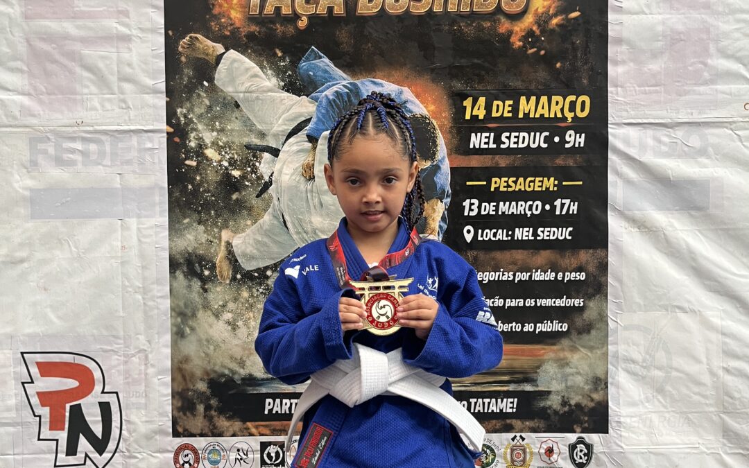 Pequena no tamanho, gigante no tatame: como o judô têm inspirado Rebeca, a pequena campeã da Cabanagem