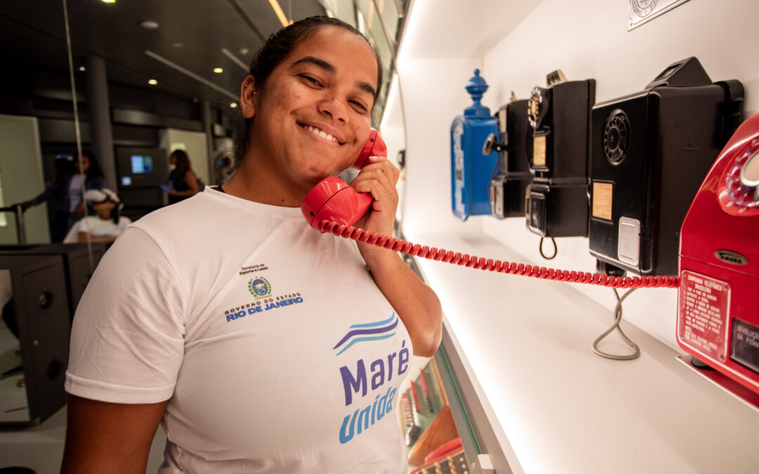 Alunas da Luta pela Paz visitam Museu Oi Futuro