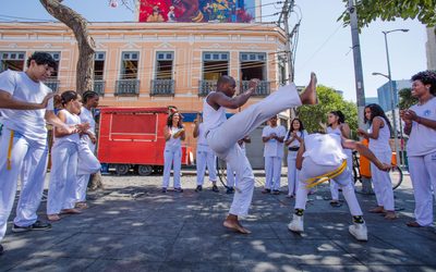 Capoeira nas escolas: esporte, cultura e educação que fortalecem vínculos na Maré