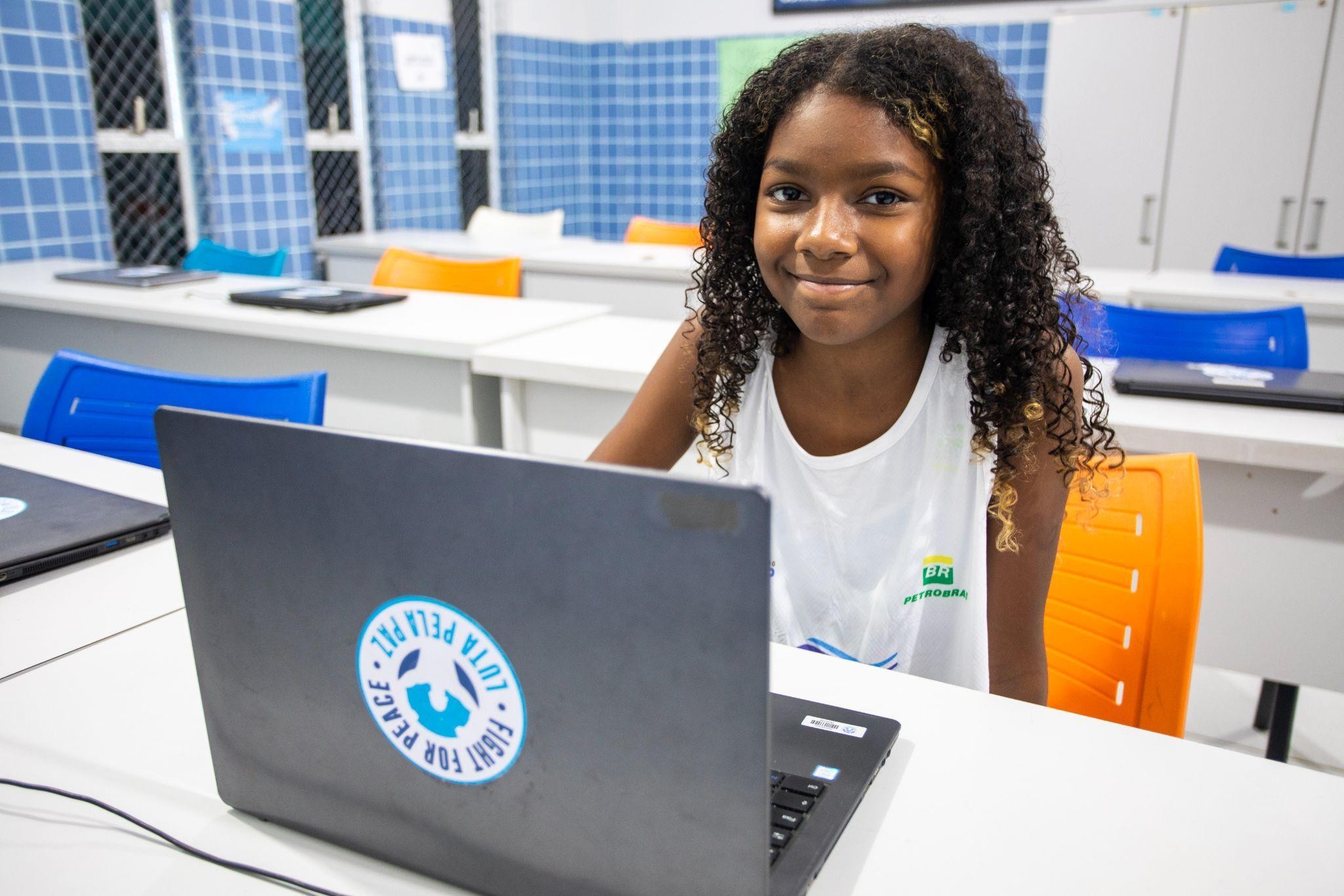 Aluna do reforço escolar da Luta pela Paz Ísis Souza