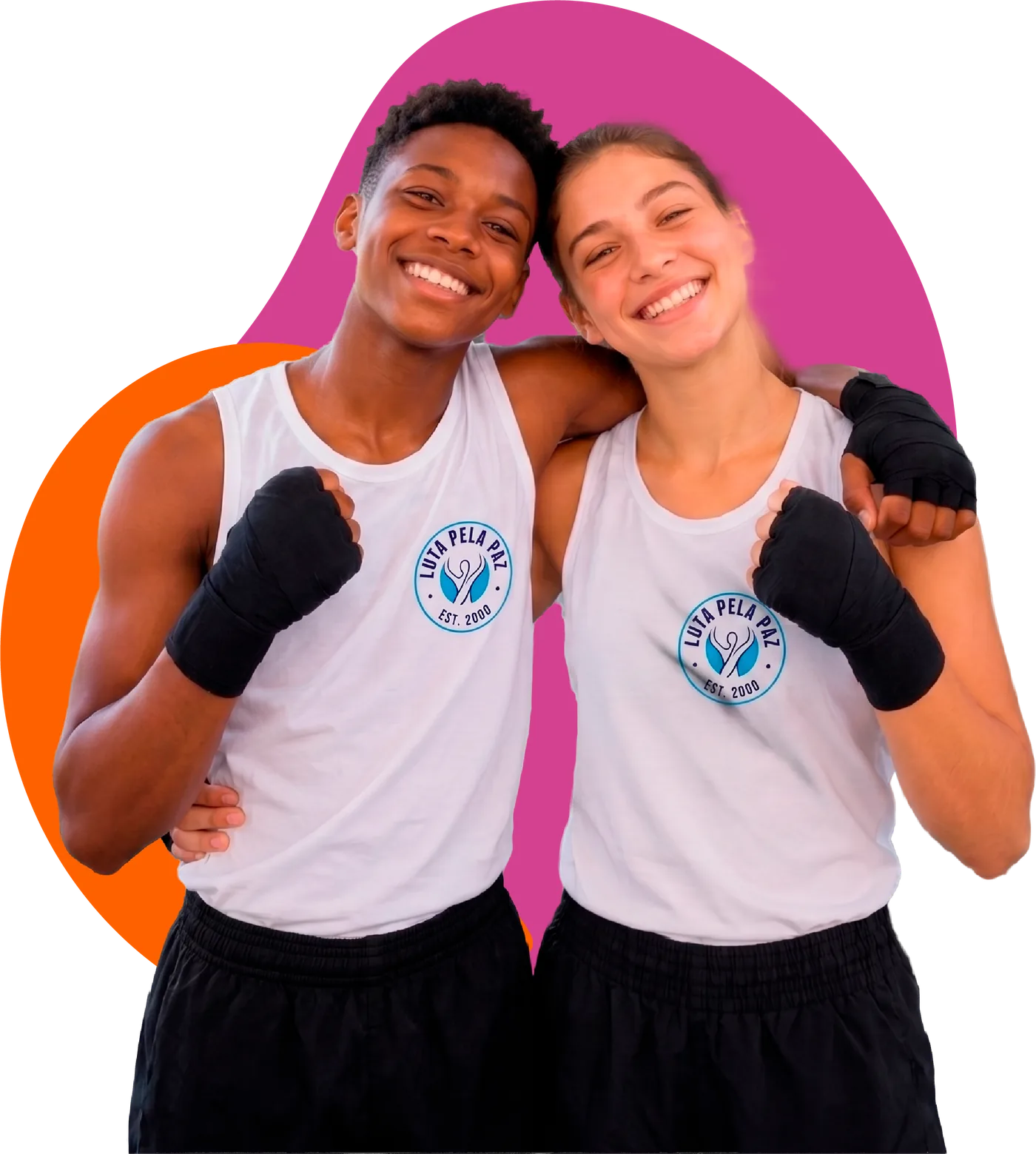 Dois jovens atletas da Luta pela Paz sorrindo, com bandagens de boxe nas mãos e o logo da Luta pela Paz nas camisetas